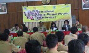 Sosialisasi Program PKH Prestasi di aula Bappeda Brebes (8/4)