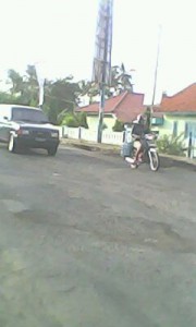 Ruas jalan yang rusak membuat para Pengguna jalan harus hati-hati melewati jalan ini
