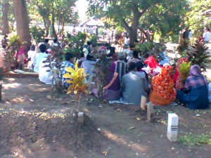 Setelah Sholat Id Para Warga lakukan Tradisi ziarah