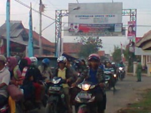 Nampak di gerbang masuk obyek wisata Par'in terjadi kemacetan karena ramainya pengunjung