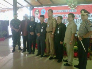 Paling tengah H. Emastoni Ezam,SH,MH foto bareng bersama Muspida Kabupaten Brebes seusai pelantikan dirinya. 