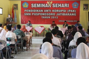 Seminar Pendidikan Anti Korupsi (PAK) di SMK Jatibarang, Brebes kamis (19/09/2013).