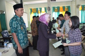Bupati Brebes Idza Priyanti memeberikan hadiah bagi pemenang lomba tulis ilmiah lintas agama