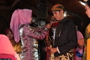 Bupati Brebes menyematkan slendang juara I Sitong kabupaten Brebes