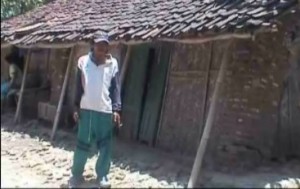 Rumah yang nyaris ambruk ini ditiggali 4 kepala keluarga termasuk Dalim