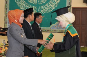 Bupati Bebes Idza Priyanti memberikan hadiah penghargaan kepada wisudawati Akper Alhikmah 2 Benda yang berprestasi