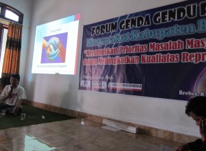 Darawanto Ketua Koordinator Kerja Gebrak Jawa tengah saat memberikan paparan di forum gendu-gendu rasa. 