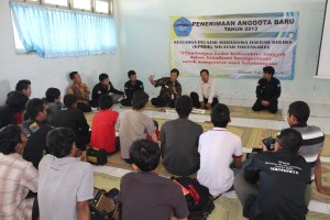 Drs.Atmo Tansidik memberikan paparan tentang Brebes dalam acara malam keakraban KPMDB