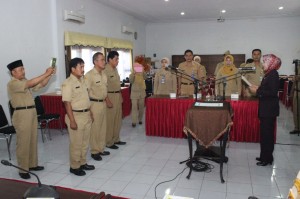 Bupati Brebes Hj. Idza Priyanti, SE saat melantik Drs. ratim di ruang kerja Buapti Senen (7/10)