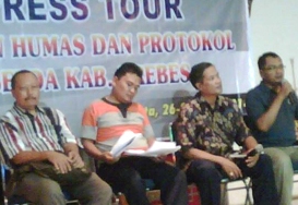 Yon Daryono paling kanan dan nara sumber lainnya dalam acara resepsi Pers Tour di TMII Jakarta (26/4).