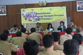 Sosialisasi Program PKH Prestasi di aula Bappeda Brebes (8/4)