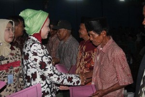 Pembagian dana Transporta RT oleh Bupati Brebes Hj. Idza Priyanti,SE
