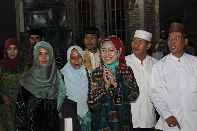 Buapti Brebes Hj. Idza Priyanti,SE. bserta rombongan saat menghadiri pengajian rutin Majelis Alhusain.