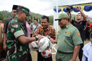 Danrem 071/Wijaya Kusuma Kolonel Inf Suhardi menyerahkan bola kaki secara simbolis kepada Klub Sepakbola Dese Cikuya