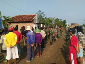 Apel pagi Satgas TMMD Reg 100 Kodim 0713/Brebes bersama warga Desa Cikuya